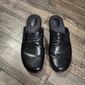Clarks Artisan slide on shoes soft leather black sz 8.5M b39